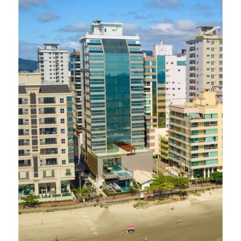 Apartamento frente mar com terraço privativo de 373m²