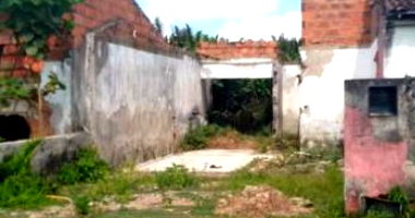 Casa residencial com estado alterado, sem cobertura e esquadrias