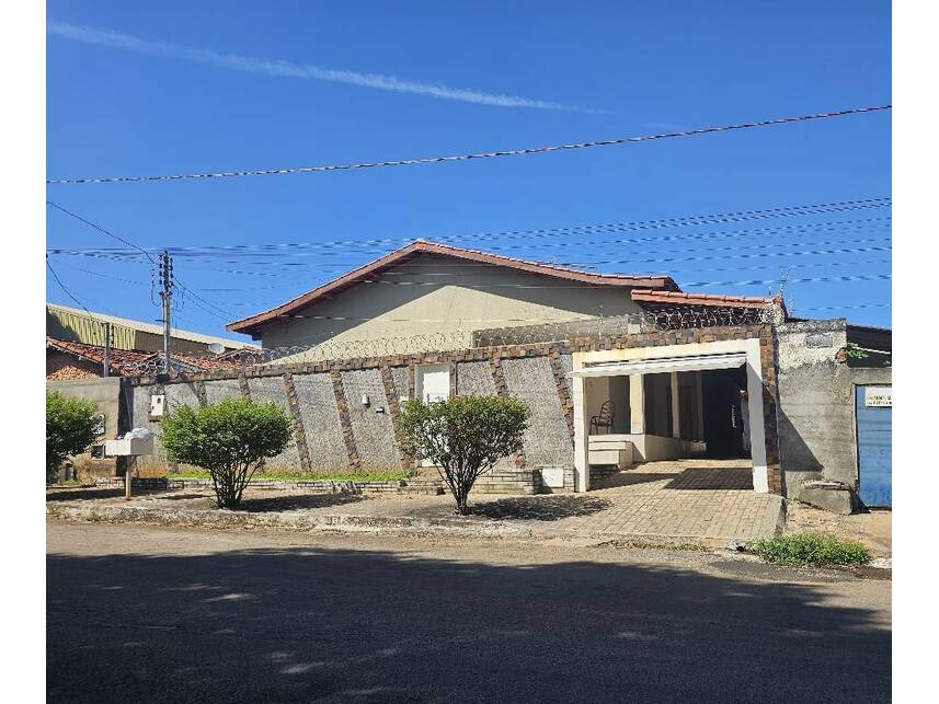 Casa de alto padrão com 380m² construídos em terreno de 700m² em Edéia/GO