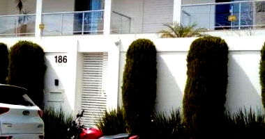 Casa espaçosa com 4 quartos, 6 banheiros, 418 m² construída e 3 vagas - Ocupada