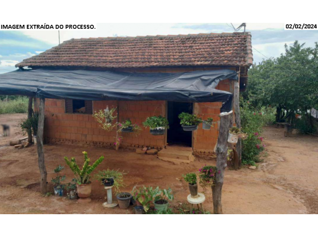 Sítio com 10 hectares, topografia inclinada, área para lavoura