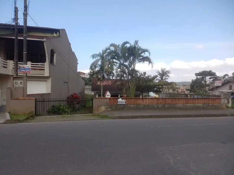 Casa com 3 quartos, 2 banheiros e 750m² de terreno
