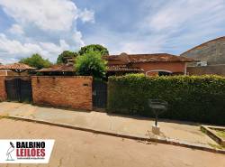 Casa com 4 quartos e 6 banheiros, 370m², ocupada