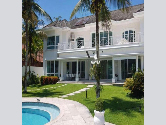 Casa em Guarujá com 540m² privativos e terreno de 1.620m²