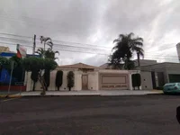 Casa padrão com 2 vagas e 313m² construída, imóvel