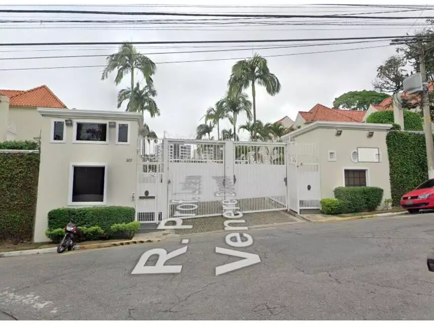 Casa em Leilão com 4 Quartos e 3 Banheiros em Vila Nova Caledônia