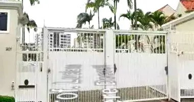 Casa em Leilão com 4 Quartos e 3 Banheiros em Vila Nova Caledônia