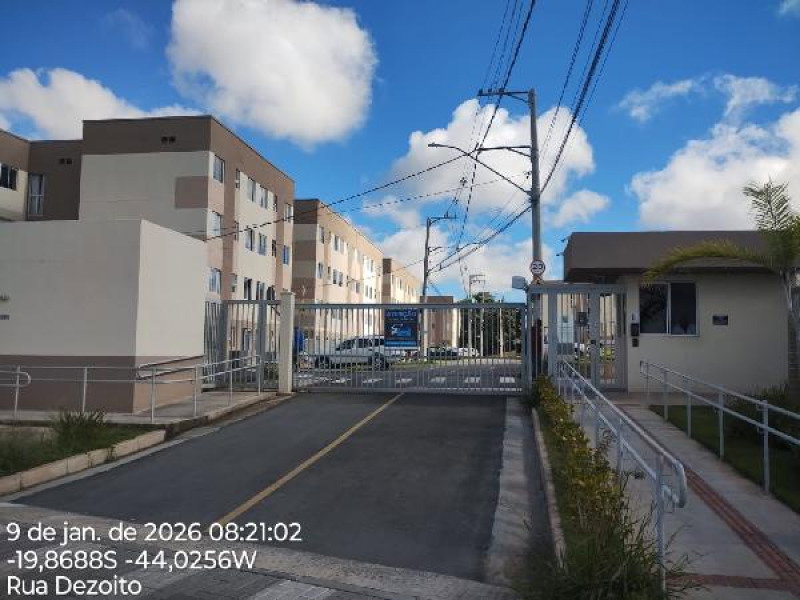 Apartamento com 2 quartos, 1 banheiro e vaga de garagem