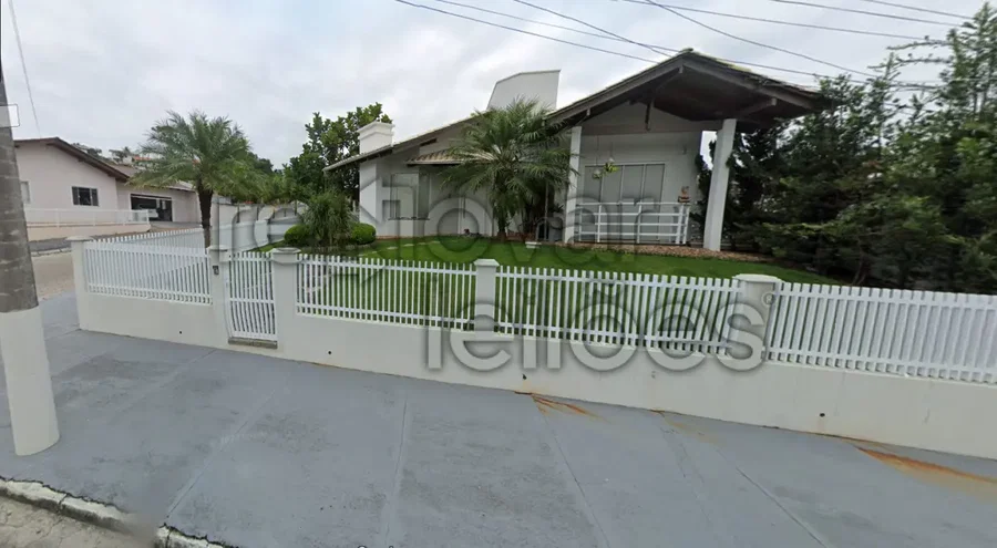 Terreno com 300m² e Casa de Esquina Não Avervada