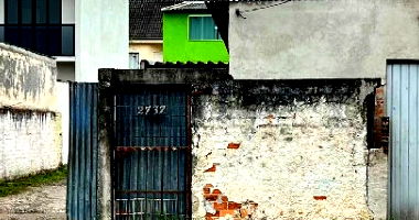 Residência simples com 256m² em terreno amplo, necessita reparos