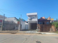 Prédio padrão com 3 quartos, 2 banheiros e 1 vaga