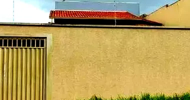 Casa ocupada com 193 m² de área construída, ótima para investimento
