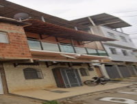 Casa de 2 andares com 2 quartos, sala, cozinha e banheiro