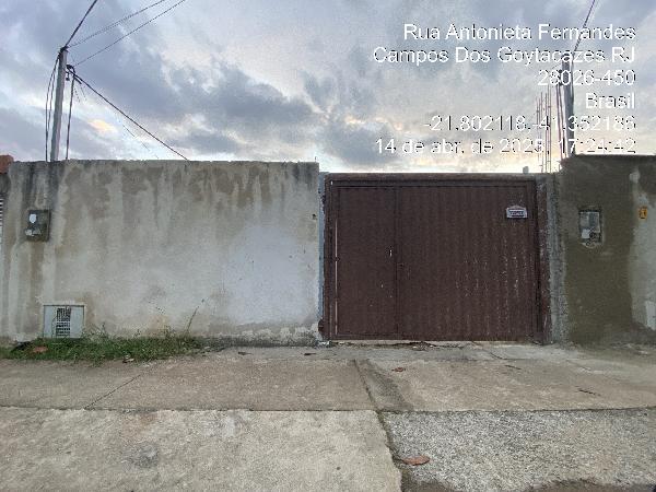 Casa com 2 quartos, 2 banheiros, 51,4m² construída, desocupada