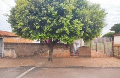 Casa Térrea com 2 Quartos e Quintal em Novais/SP