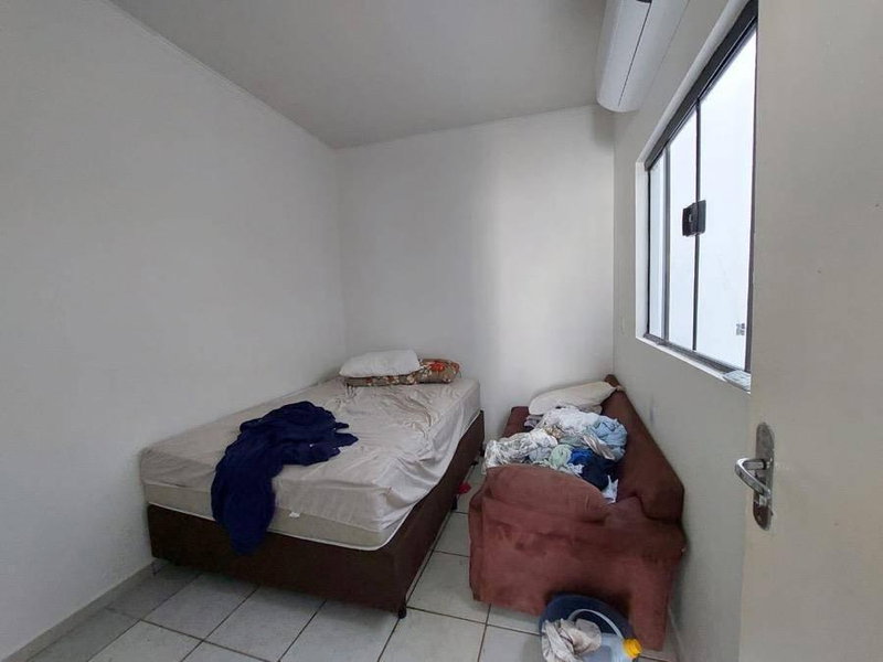 Casa com 3 quartos, 3 banheiros e piscina, ocupada