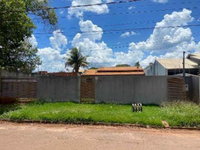 Casa ocupada com 100 m² construídos e terreno amplo