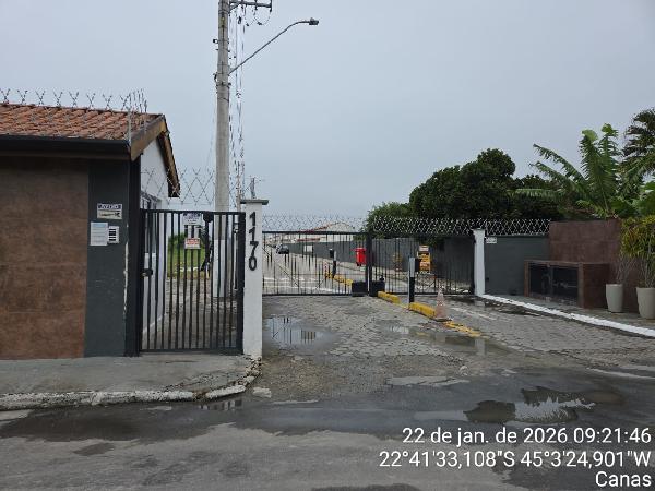 Casa com 2 Quartos e Vaga de Garagem em Condomínio