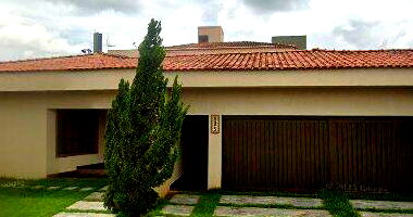 Casa térrea com 3 quartos e 180m² construída, terreno 300m²