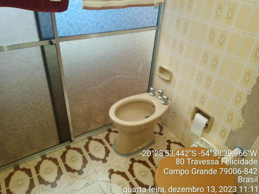 Casa com 3 quartos, 2 banheiros e 2 vagas, 188m² construída, ocupada