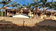 Casa ampla com 900m² construída em terreno de 1.532,8m², desocupada