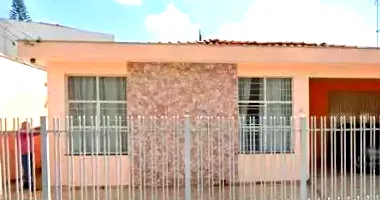 Casa com 367,50m² de terreno e 171,30m² construída em Sorocaba