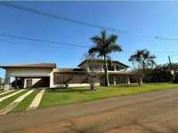 Casa de alto padrão com 9 quartos e 8 banheiros, desocupada