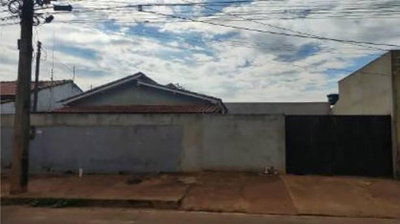 Casa Ocupada com 3 Quartos e 133m² de Área Construída