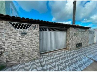 Casa ocupada com 85 m² construídos