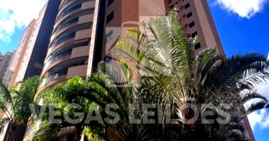 Apartamento Edificio Rembrandt com 2 Vagas e 215,83 m²