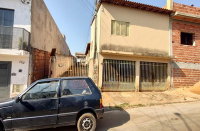 Casa com 3 imóveis em Itapetininga, SP