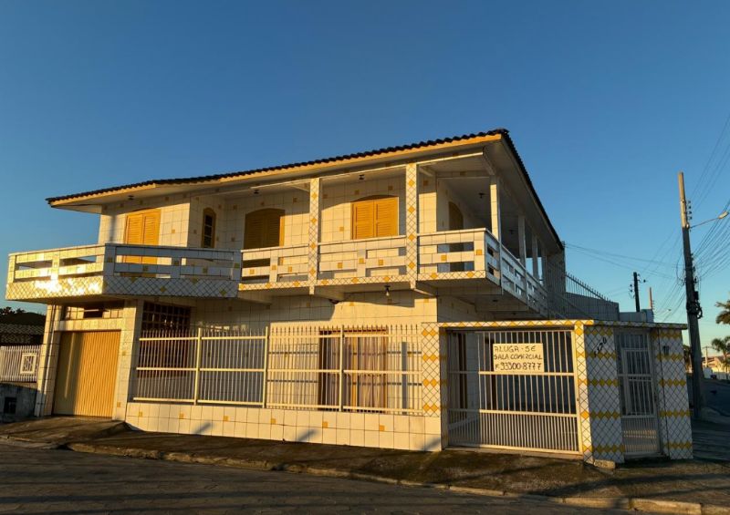 Casa de esquina com 2 pavimentos, 214m², 3 quartos, 2 banheiros, vaga para 2 carros