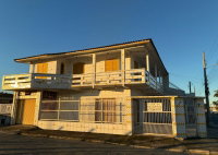Casa de esquina com 2 pavimentos, 214m², 3 quartos, 2 banheiros, vaga para 2 carros