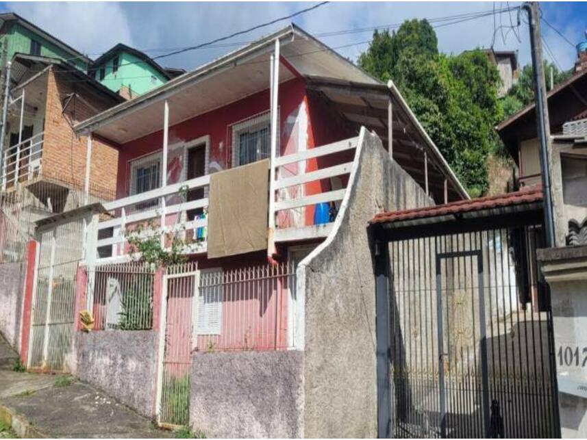 Casa padrão ocupada com 3 quartos, 2 banheiros e 360m² terreno