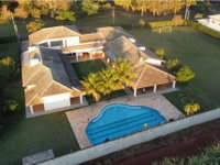 Casa de alto padrão com 9 quartos e 8 banheiros, desocupada
