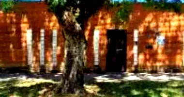 Casa padrão ocupada com 1 vaga e 217m² construída