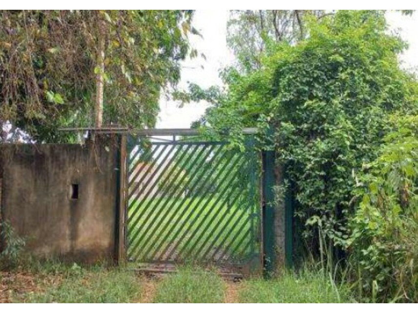 Terreno com benfeitorias em leilão