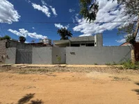 Casa ocupada com 224 m² construídos em terreno de 300 m²