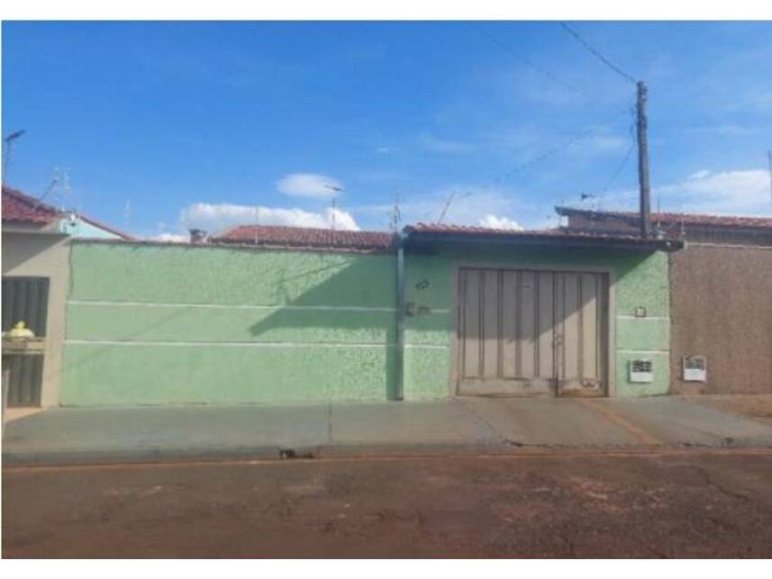 Casa padrão ocupada com 3 quartos, 2 banheiros e 249m² terreno