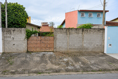 Terreno de 300m² com construção inacabada em condomínio