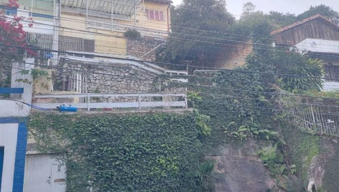 Casa com 318 m², 3 quartos, 2 banheiros, ocupada, em Laranjeiras