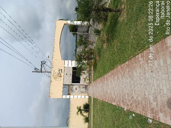 Casa com 2 quartos, 2 banheiros, varanda e 1 vaga de garagem