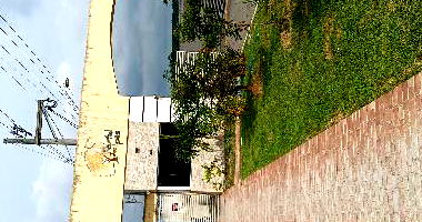 Casa com 2 quartos, 2 banheiros, varanda e 1 vaga de garagem