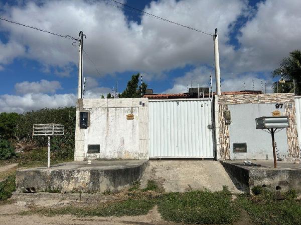Casa com 2 quartos, 2 banheiros, varanda e área de serviço, 69,99m²
