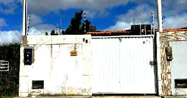 Casa com 2 quartos, 2 banheiros, varanda e área de serviço, 69,99m²