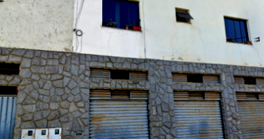 Prédio com 3 apartamentos e garagem em Conselheiro Lafaiete/MG