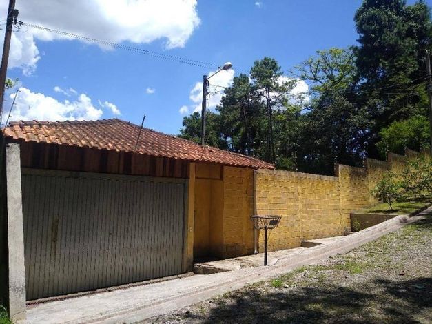 Casa em Carapicuíba com 2 quartos, 2 banheiros e 1 vaga