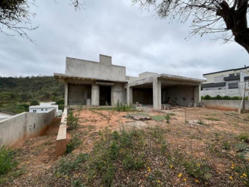 Casa Desocupada em Atibaia com 600 m² de Terreno