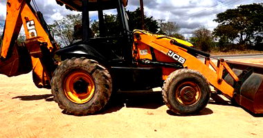 RETROESCAVADEIRA JCB ANO 2013