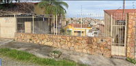 Casa com 3 quartos, suíte, quintal e garagem ocupada